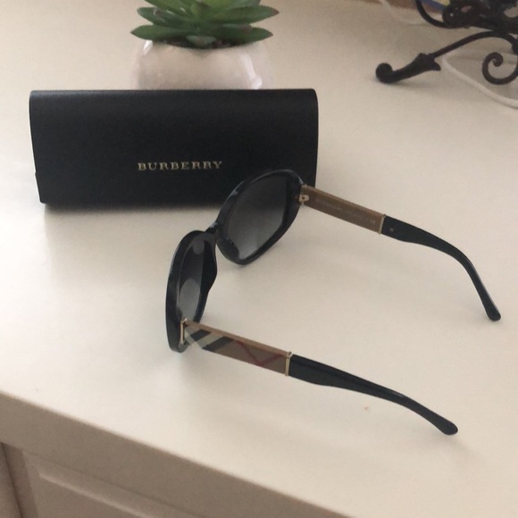 New Women Burberry sunglasses - Picture 4 of 4
